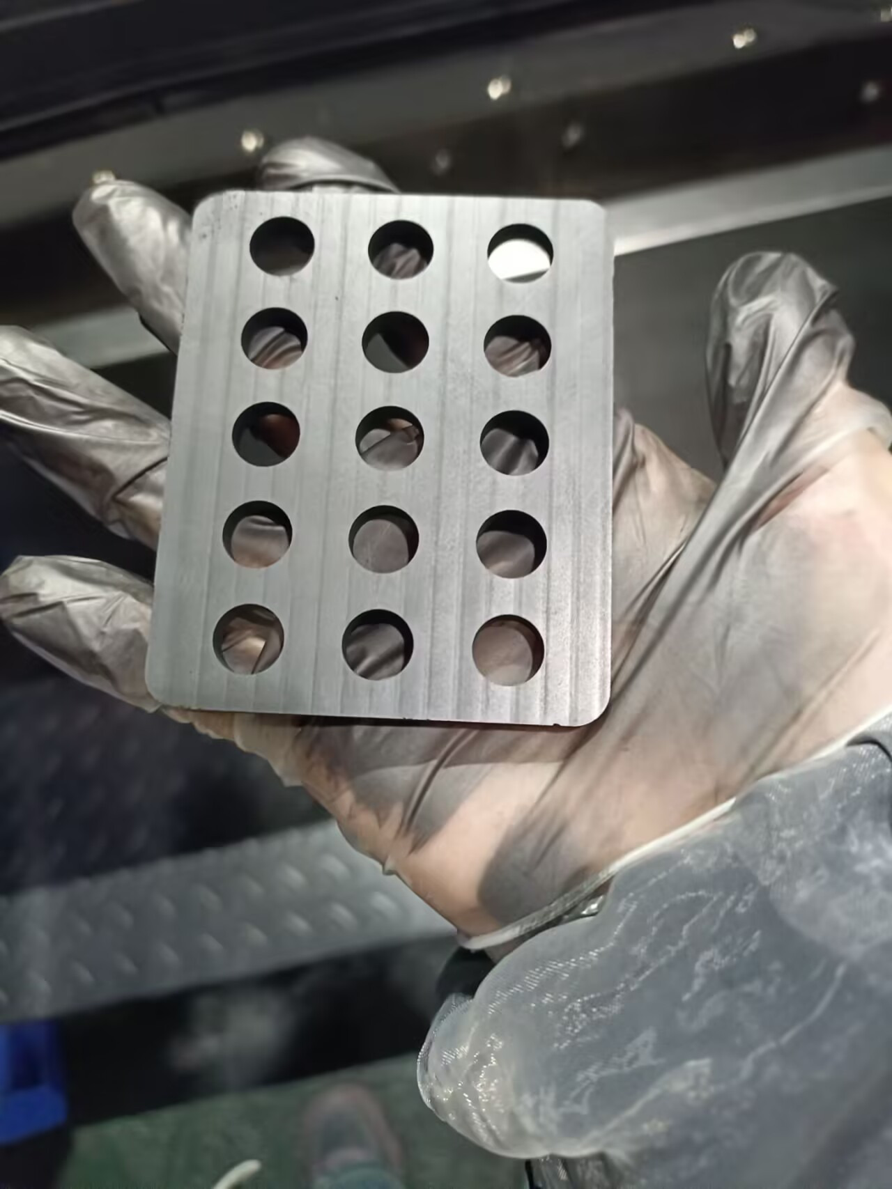 石墨治具是以石墨材料制成的工藝裝備